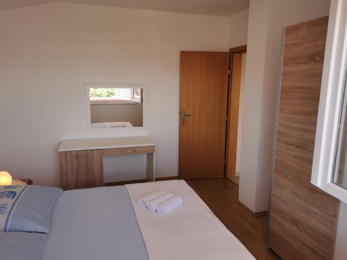 Apartment Milka Vir Exterior photo